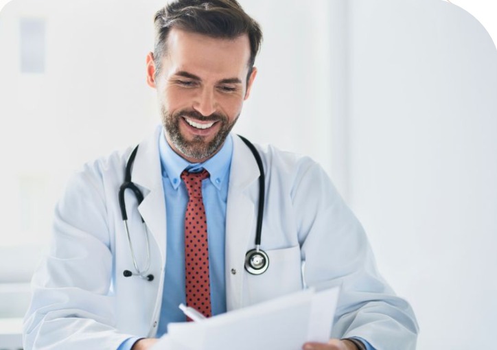 Médico sorridente analisando exames